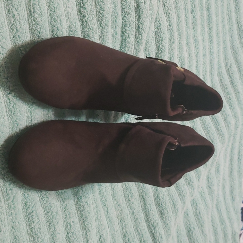 Shoes - Picture 2 of 4